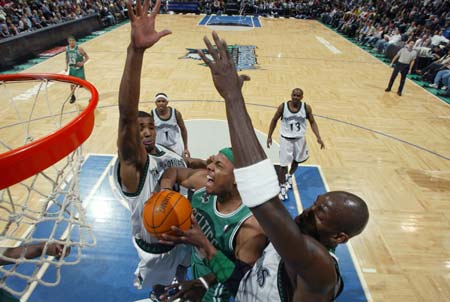 灵感来源韩国国旗太极图案，热刺球员将穿特别版球衣战纽卡（致敬韩国国旗太极图：热刺战纽卡将身披特别版球衣）