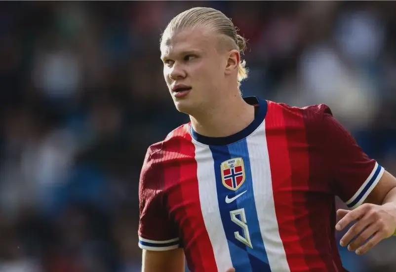 巴甲福塔莱萨门将在4名队友提醒下未注意身后对手，开球时遭抢断丢球