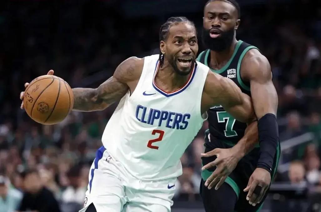 英超第15轮：B费2射1传姆伯莫芒特破门 曼联4-1狼队（英超第15轮：B费梅开二度并送助攻，姆伯莫与芒特破门，曼联4-1大胜狼队）