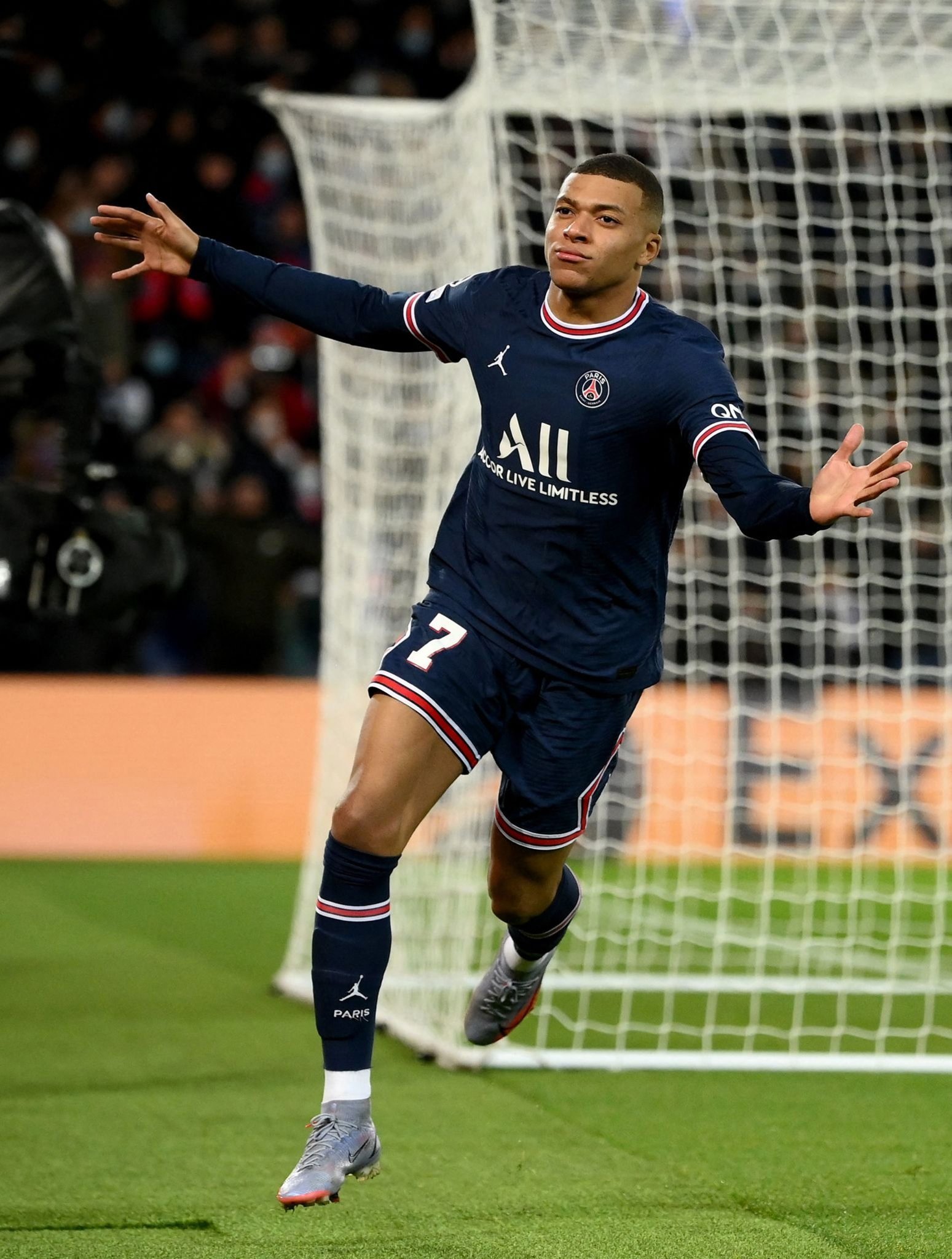 TyC记者：斯卡洛尼将带着大力神杯参加世界杯抽签仪式（据TyC记者报道，斯卡洛尼将携大力神杯出席世界杯抽签仪式）