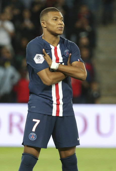 皇马双星闪耀圣马梅斯！库尔图瓦姆巴佩演绎不可阻挡与不可动摇（圣马梅斯见证皇马双核爆发：库尔图瓦稳如磐石，姆巴佩势不可当）