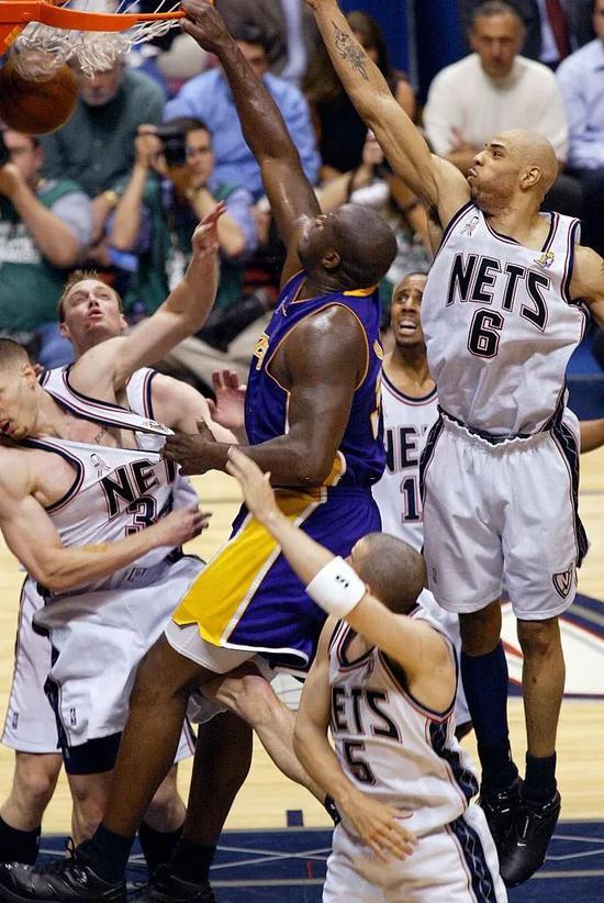 上场还早！广东新援走路一瘸一拐 首秀时间未知（登场尚早！广东新援仍在恢复，首秀时间待定）