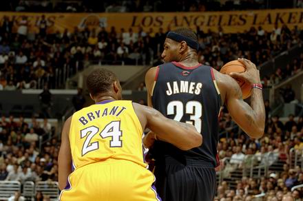 法甲半场：克瓦拉茨赫利亚、马尤鲁建功，巴黎暂2-0雷恩（法甲半场战报：克瓦拉茨赫利亚、马尤鲁破门，巴黎暂以2-0领先雷恩）